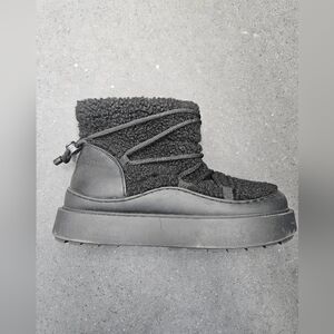 Step into style and comfort with these Dream Pairs Platform Mini Boots.check Siz